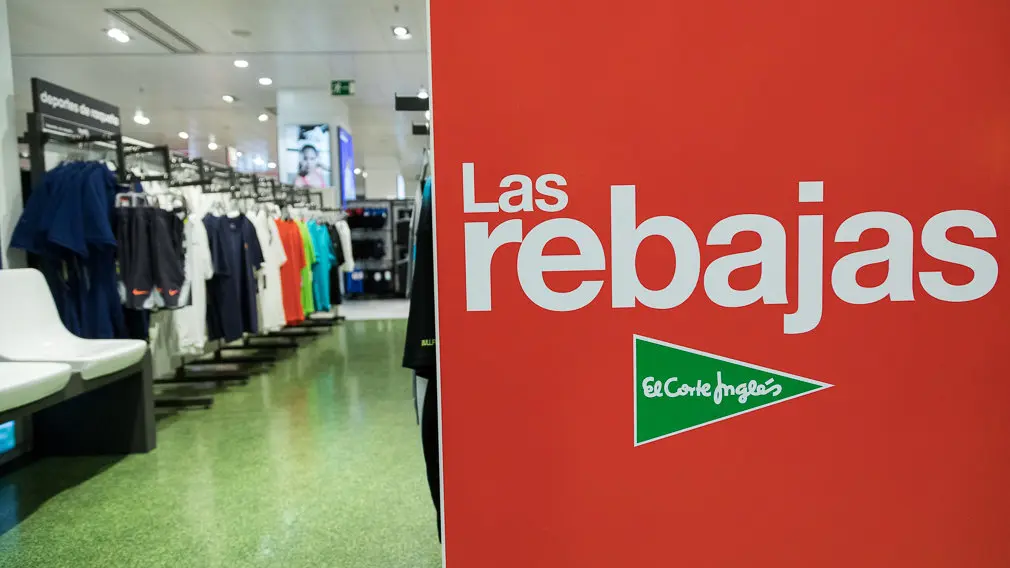 Inicio de las Rebajas de Invierno en El Corte Inglés de Pamplona (26). IÑIGO ALZUGARAY