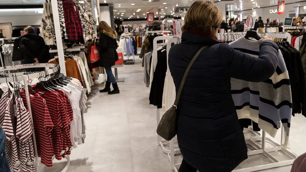 Inicio de las Rebajas de Invierno en El Corte Inglés de Pamplona (28). IÑIGO ALZUGARAY