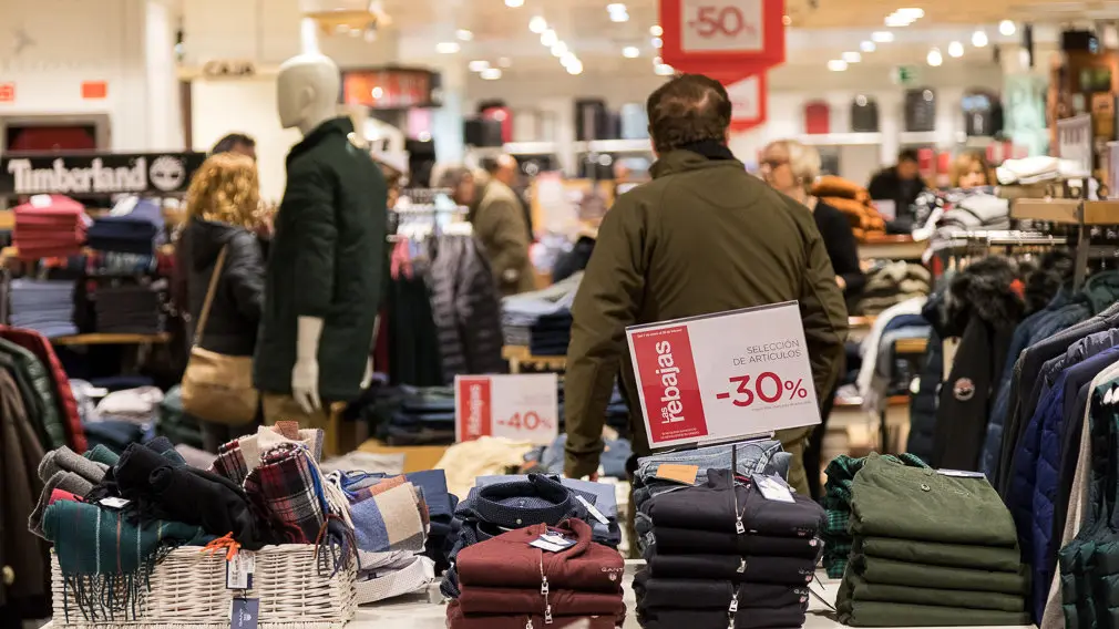 Inicio de las Rebajas de Invierno en El Corte Inglés de Pamplona (29). IÑIGO ALZUGARAY