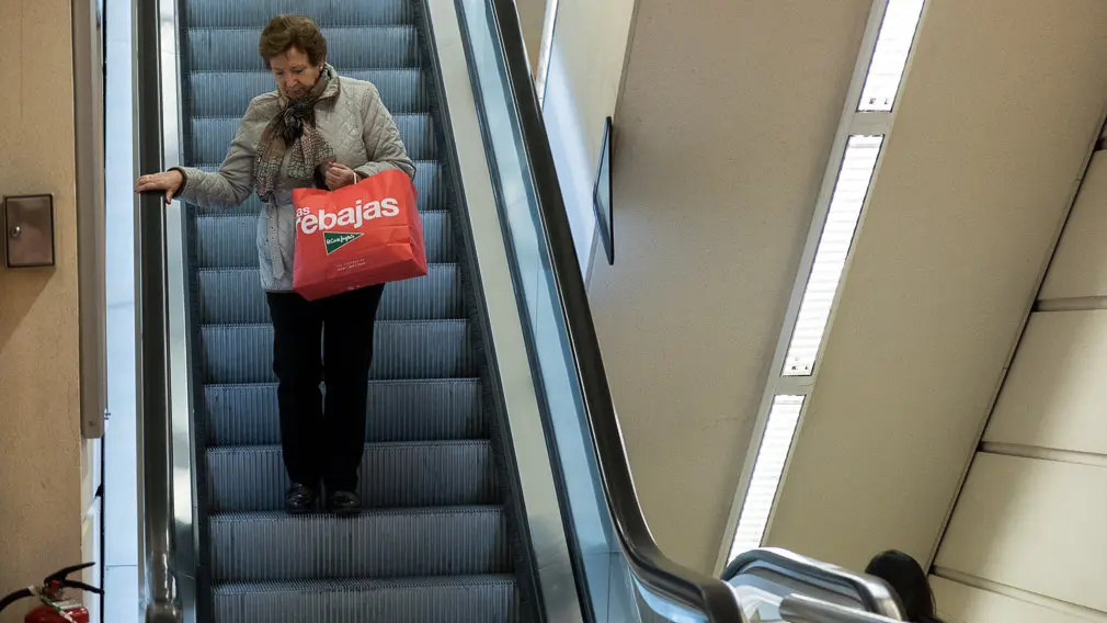 Inicio de las Rebajas de Invierno en El Corte Inglés de Pamplona (30). IÑIGO ALZUGARAY