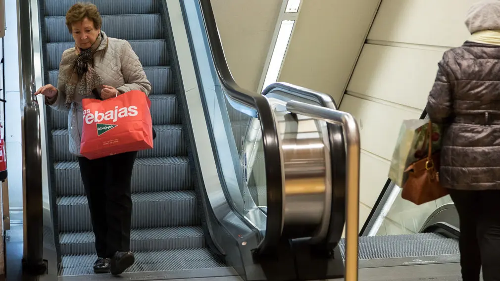 Inicio de las Rebajas de Invierno en El Corte Inglés de Pamplona (31). IÑIGO ALZUGARAY