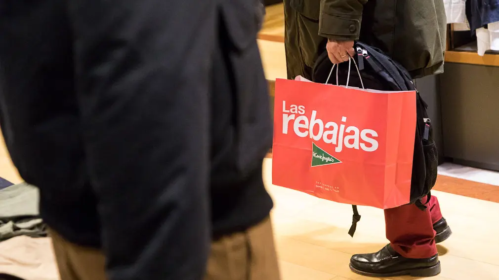 Inicio de las Rebajas de Invierno en El Corte Inglés de Pamplona (32). IÑIGO ALZUGARAY