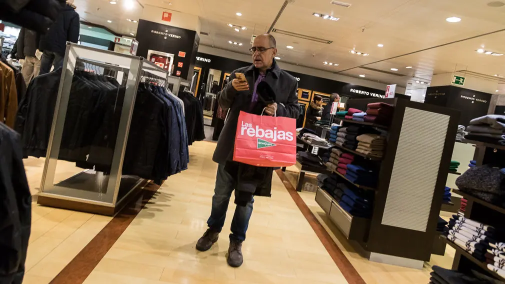Inicio de las Rebajas de Invierno en El Corte Inglés de Pamplona (34). IÑIGO ALZUGARAY