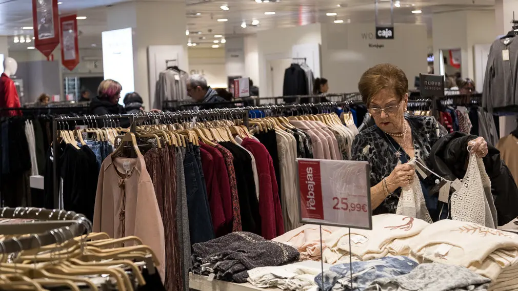 Inicio de las Rebajas de Invierno en El Corte Inglés de Pamplona (35). IÑIGO ALZUGARAY