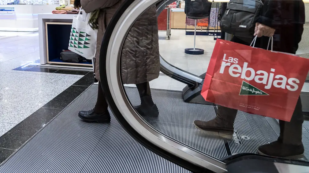 Inicio de las Rebajas de Invierno en El Corte Inglés de Pamplona (37). IÑIGO ALZUGARAY