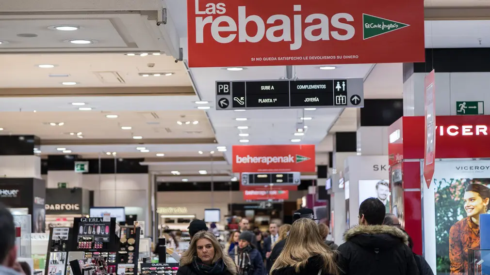 Inicio de las Rebajas de Invierno en El Corte Inglés de Pamplona (39). IÑIGO ALZUGARAY