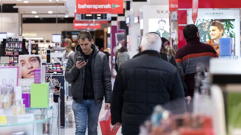 Inicio de las Rebajas de Invierno en El Corte Inglés de Pamplona (42). IÑIGO ALZUGARAY