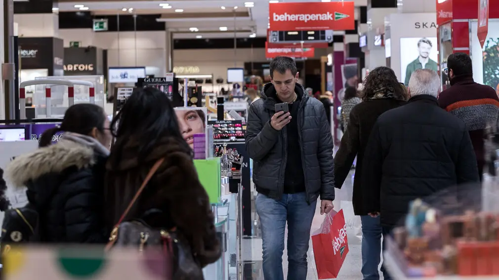 Inicio de las Rebajas de Invierno en El Corte Inglés de Pamplona (43). IÑIGO ALZUGARAY