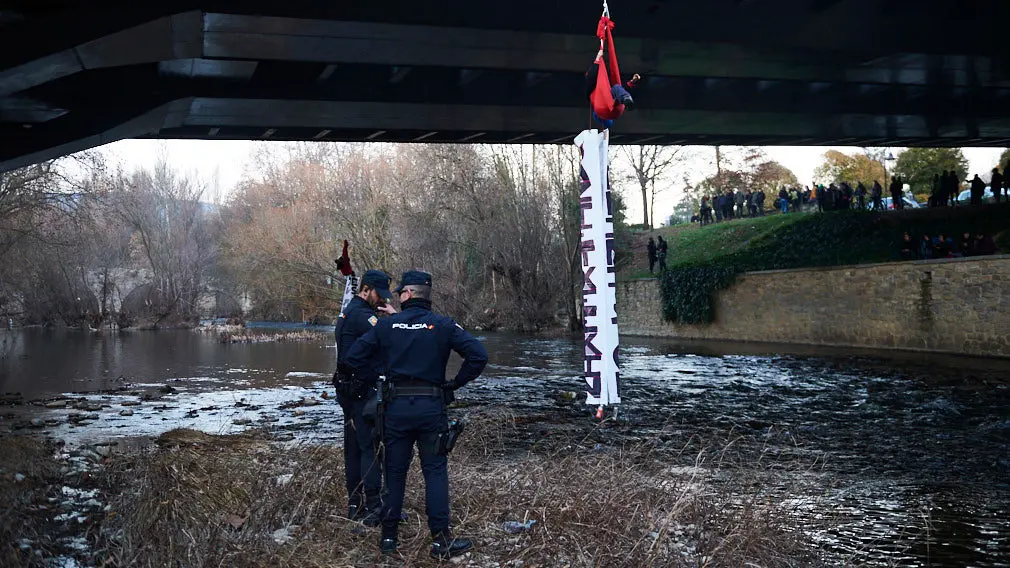 Dos chicas se han colgado del punte del Vergel en la Rochapea en protesta por el desalojo del palacio Marqués de Rozalejo en Pamplona MIGUEL OSÉS 1 (2)