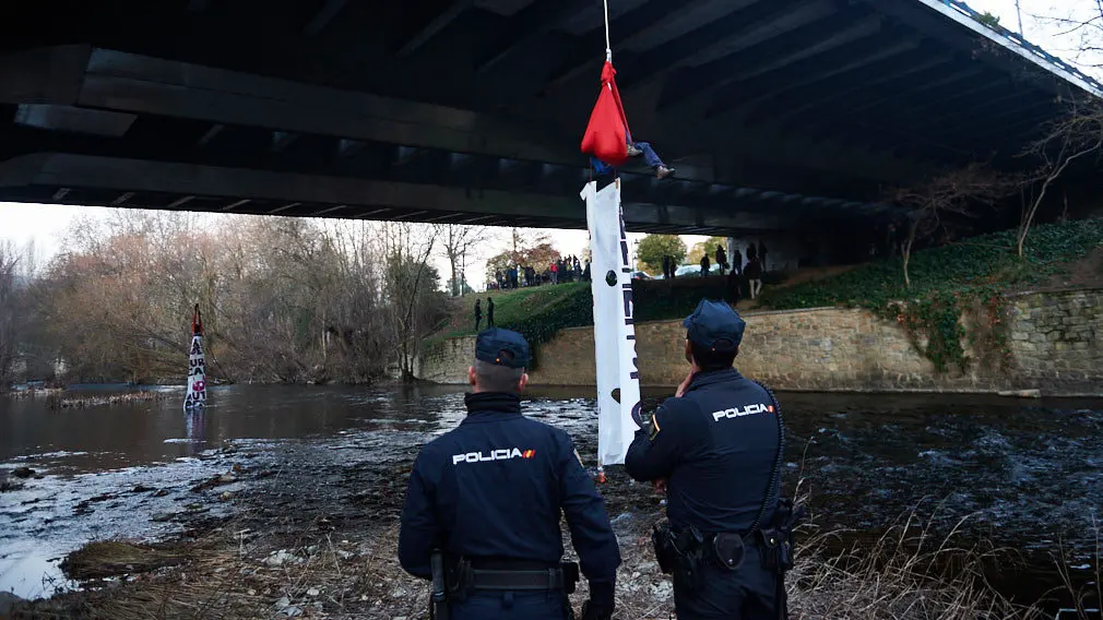 Dos chicas se han colgado del punte del Vergel en la Rochapea en protesta por el desalojo del palacio Marqués de Rozalejo en Pamplona MIGUEL OSÉS 1 (4)