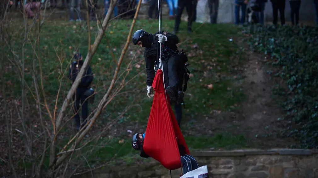 Dos chicas se han colgado del punte del Vergel en la Rochapea en protesta por el desalojo del palacio Marqués de Rozalejo en Pamplona MIGUEL OSÉS 1 (5)