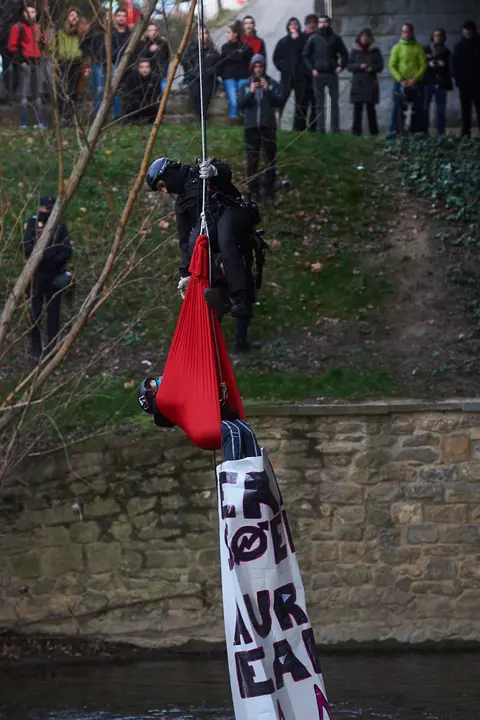 Dos chicas se han colgado del punte del Vergel en la Rochapea en protesta por el desalojo del palacio Marqués de Rozalejo en Pamplona MIGUEL OSÉS 1 (6)