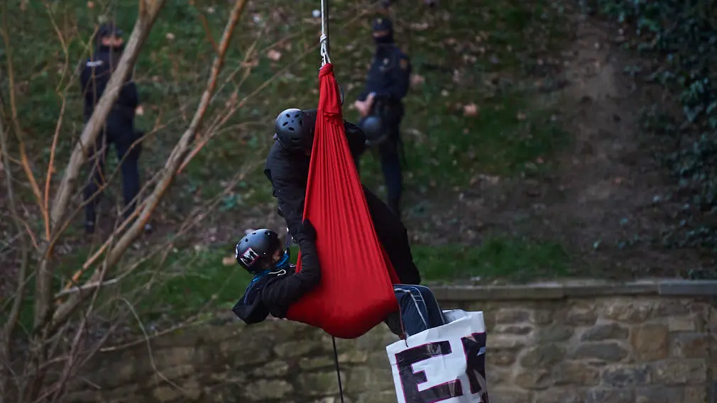 Dos chicas se han colgado del punte del Vergel en la Rochapea en protesta por el desalojo del palacio Marqués de Rozalejo en Pamplona MIGUEL OSÉS 1 (7)