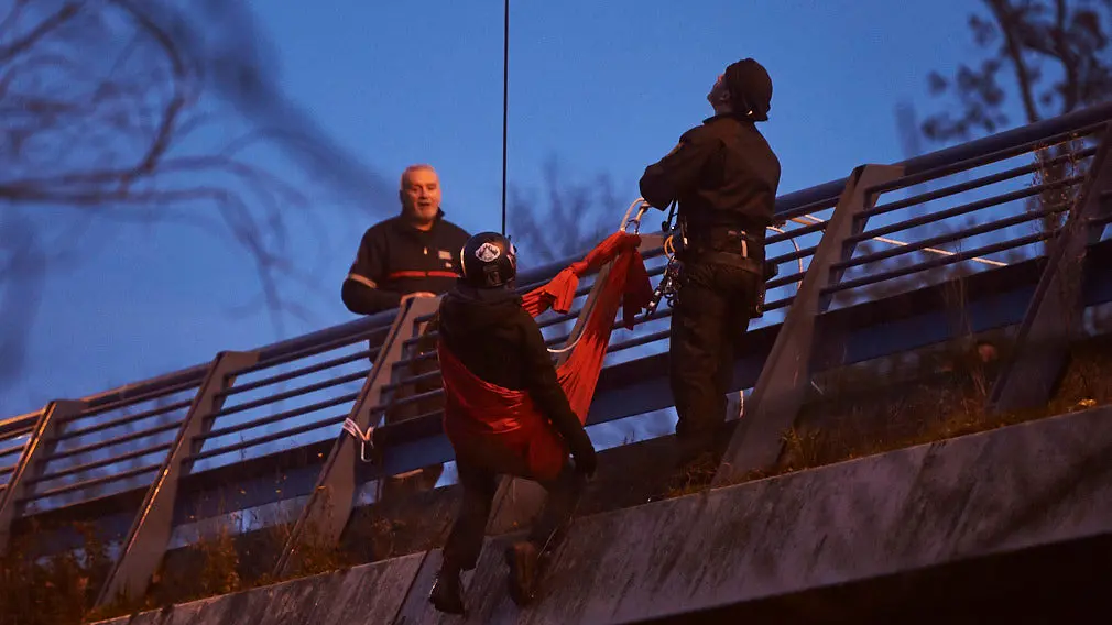 Dos chicas se han colgado del punte del Vergel en la Rochapea en protesta por el desalojo del palacio Marqués de Rozalejo en Pamplona MIGUEL OSÉS 1 (9)