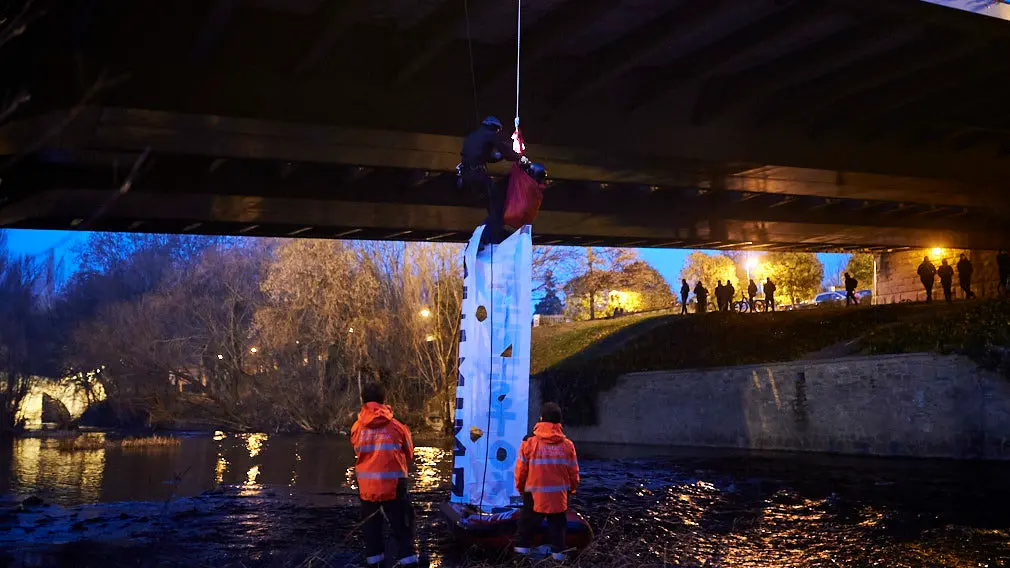Dos chicas se han colgado del punte del Vergel en la Rochapea en protesta por el desalojo del palacio Marqués de Rozalejo en Pamplona MIGUEL OSÉS 1 (12)