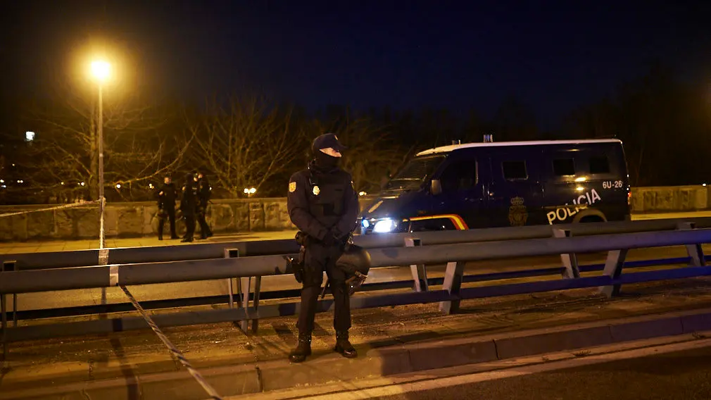 Dos chicas se han colgado del punte del Vergel en la Rochapea en protesta por el desalojo del palacio Marqués de Rozalejo en Pamplona MIGUEL OSÉS 1 (15)