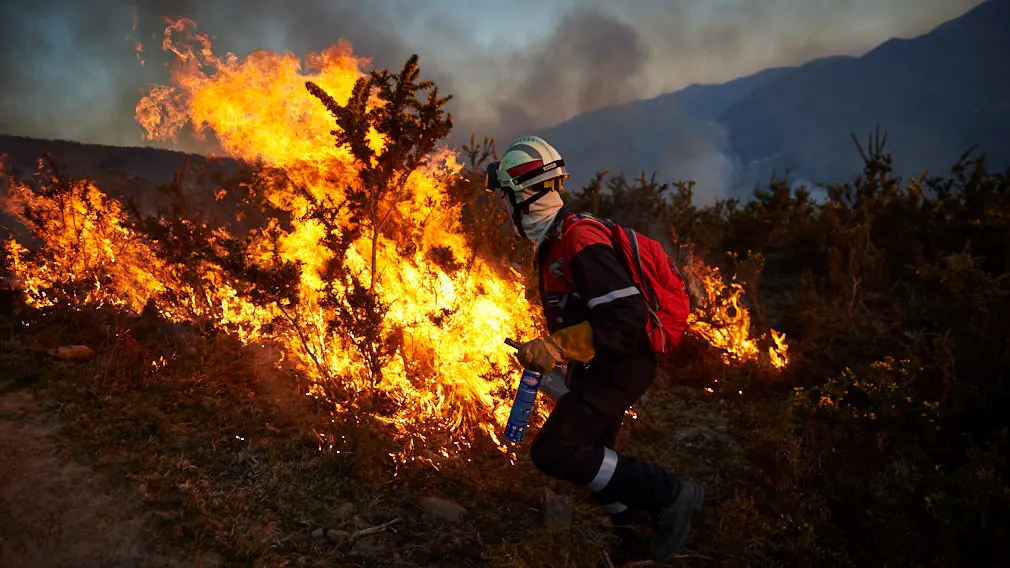 Los bomberos de Oronoz Mugaire sofocan un incendio en un monte cerca de Arraioz. MIGUEL OSÉS 2