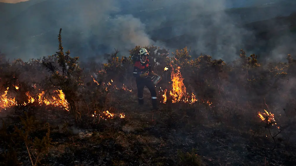 Los bomberos de Oronoz Mugaire sofocan un incendio en un monte cerca de Arraioz. MIGUEL OSÉS 3