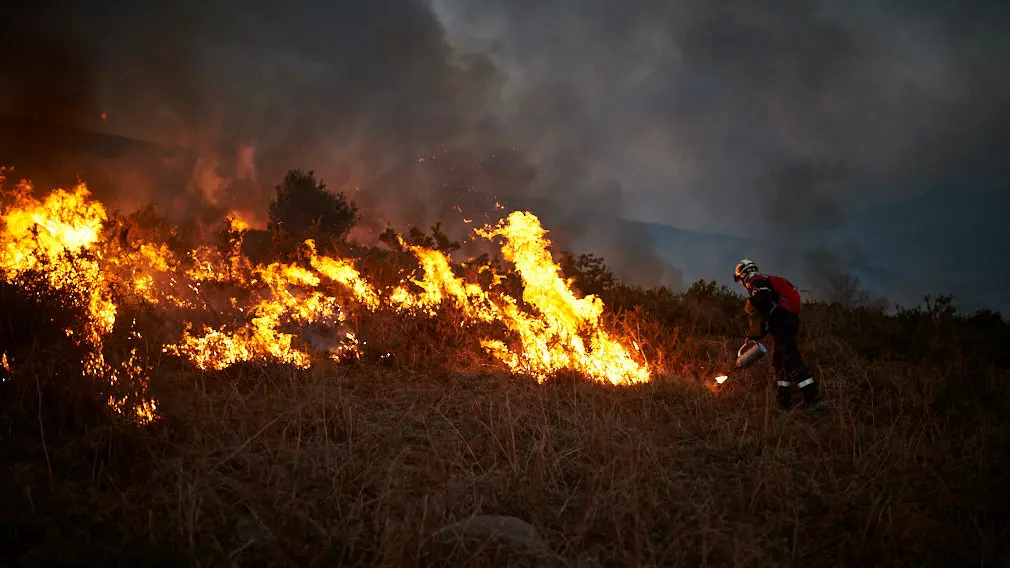 Los bomberos de Oronoz Mugaire sofocan un incendio en un monte cerca de Arraioz. MIGUEL OSÉS 6