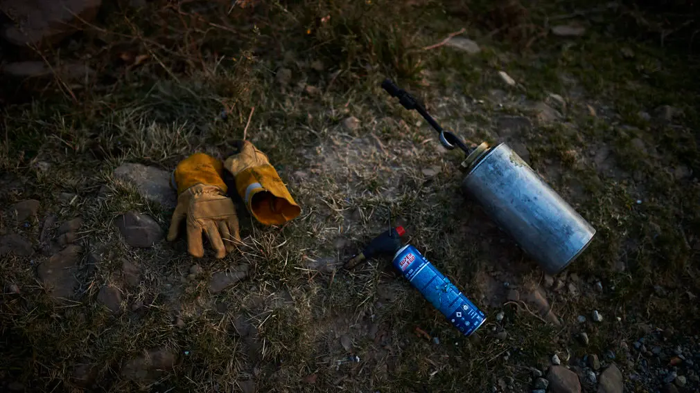 Los bomberos de Oronoz Mugaire sofocan un incendio en un monte cerca de Arraioz. MIGUEL OSÉS 8