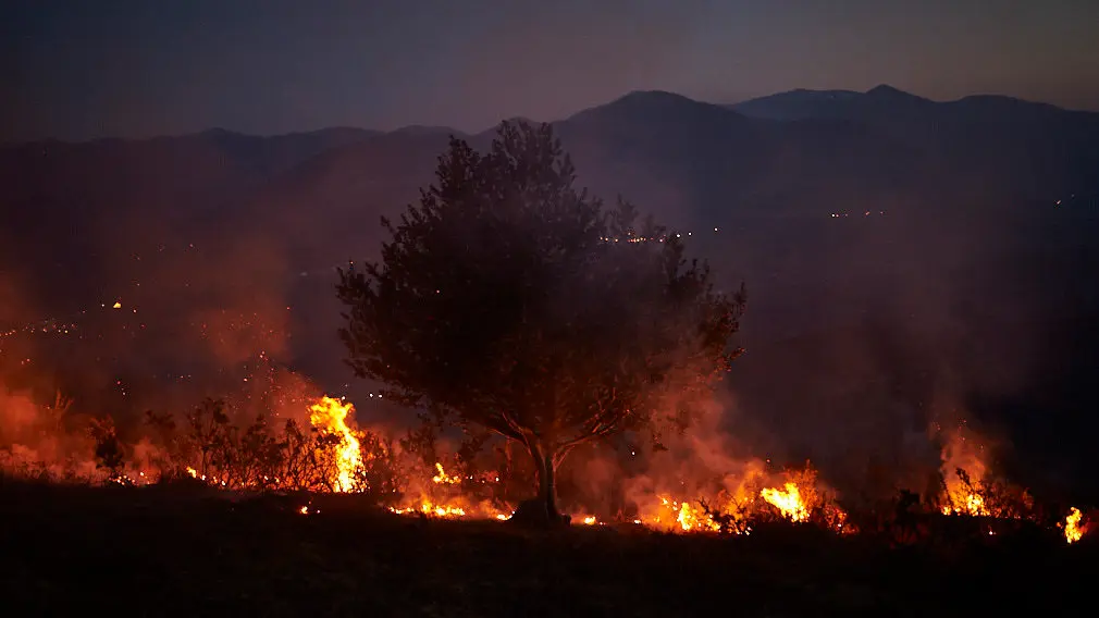Los bomberos de Oronoz Mugaire sofocan un incendio en un monte cerca de Arraioz. MIGUEL OSÉS 9