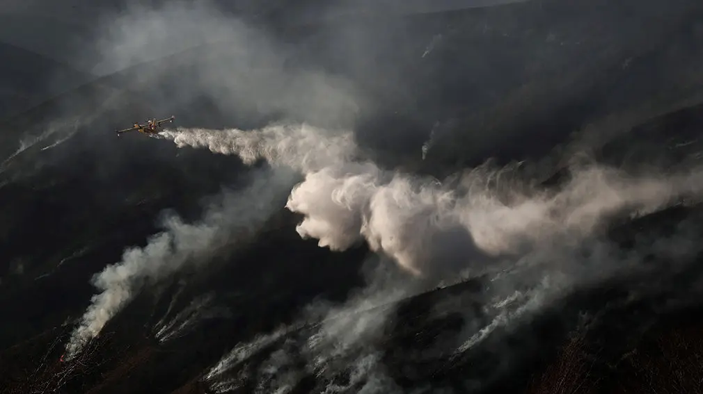 GRAFCAV1963. GOIZUETA (Navarra), 27/02/2019.- El incendio forestal que desde esta madrugada afecta a una zona boscosa de Goizueta ha quemado ya cien hectáreas de pino de repoblación y matorral de altura, pese a que dos helicópteros y un avión trabajan en el control de las llamas, cuyo origen se investiga como provocado. Hasta el lugar se han desplazado bomberos voluntarios de Goizueta, así como efectivos de los parques de Bomberos de Cordovilla y de Oronoz, además de dos helicópteros del Gobierno de Navarra y un avión cedido por el ministerio de Agricultura con base en Torrejón, tras ser solicitado por el Servicio de Protección Civil SOS Navarra-112. EFE/ Jesús Diges