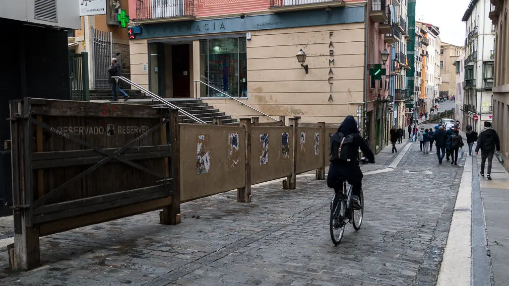 Vallado del encierro en la Cuesta de Santo Domingo de Pamplona para el rodaje de la película china 'Line Walker 2' (01). IÑIGO ALZUGARAY