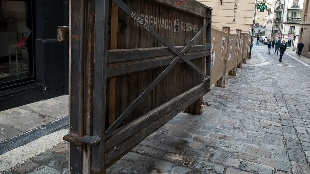 Vallado del encierro en la Cuesta de Santo Domingo de Pamplona para el rodaje de la película china 'Line Walker 2' (02). IÑIGO ALZUGARAY