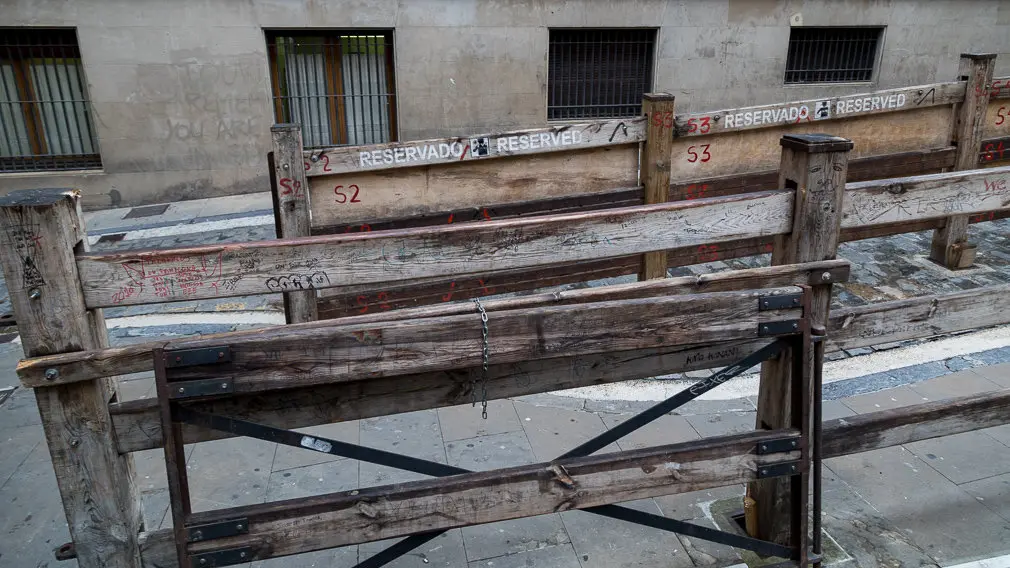 Vallado del encierro en la Cuesta de Santo Domingo de Pamplona para el rodaje de la película china 'Line Walker 2' (03). IÑIGO ALZUGARAY