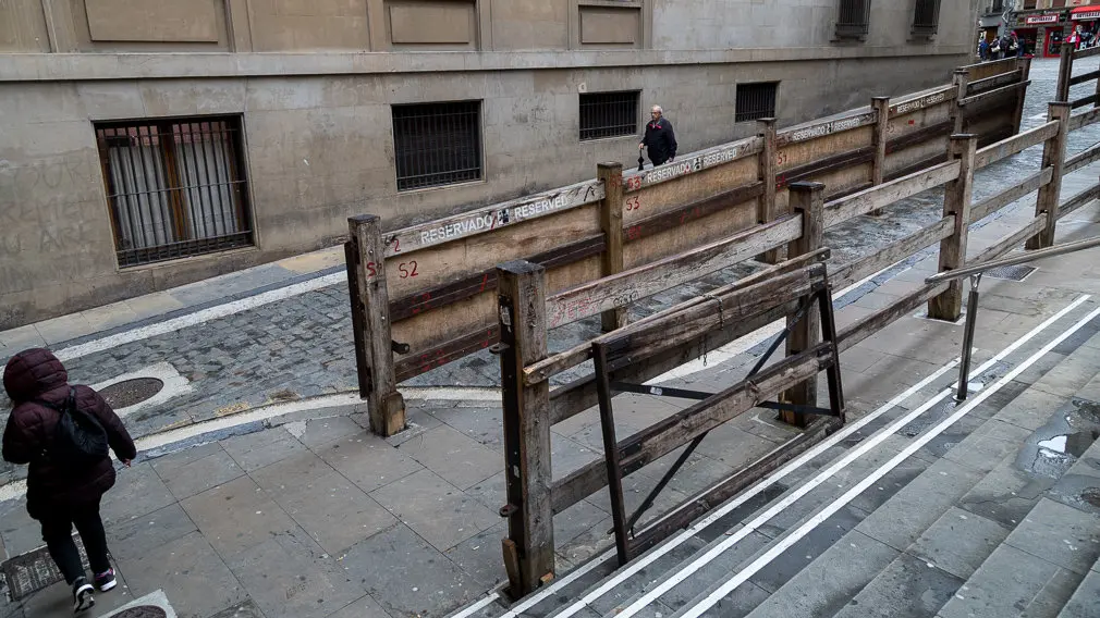 Vallado del encierro en la Cuesta de Santo Domingo de Pamplona para el rodaje de la película china 'Line Walker 2' (04). IÑIGO ALZUGARAY