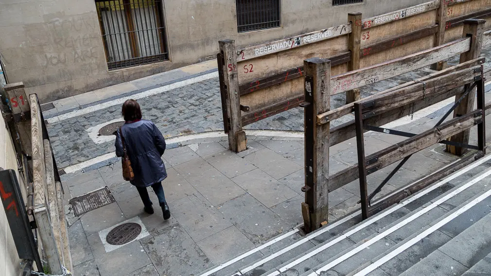 Vallado del encierro en la Cuesta de Santo Domingo de Pamplona para el rodaje de la película china 'Line Walker 2' (05). IÑIGO ALZUGARAY