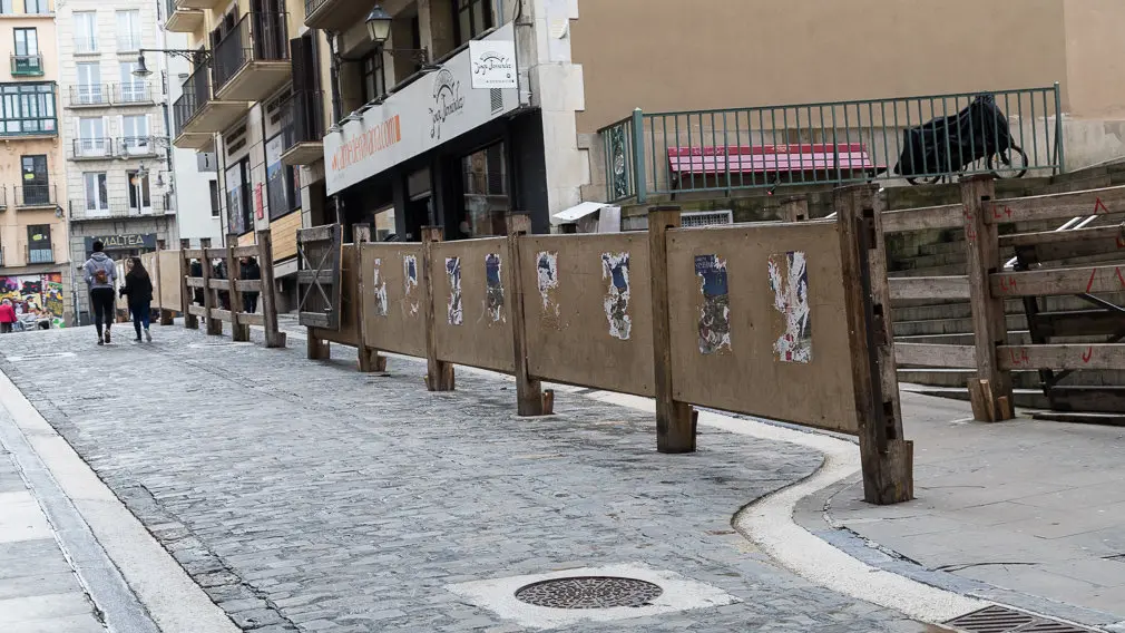Vallado del encierro en la Cuesta de Santo Domingo de Pamplona para el rodaje de la película china 'Line Walker 2' (06). IÑIGO ALZUGARAY