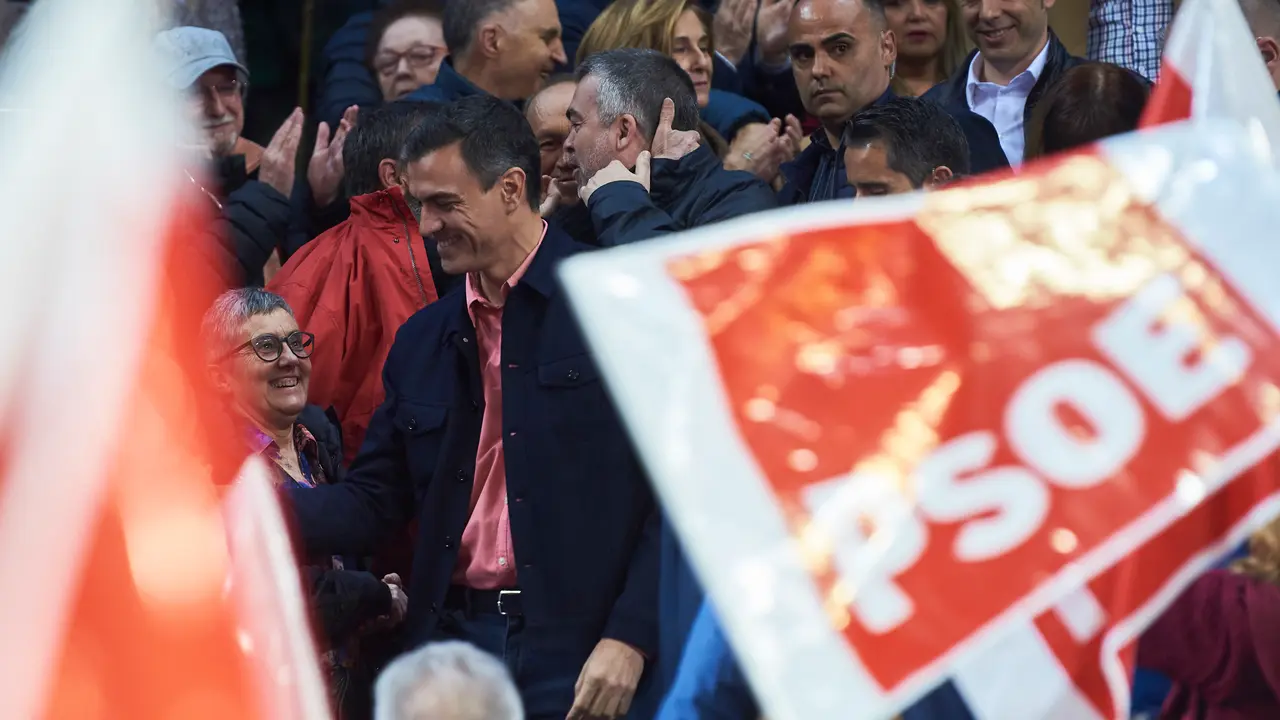 El Presidente del Gobierno de España, Pedro Sanchez, durante su acto político en Pamplona acompañado de María Chivite y Santos Cerdán. PABLO LASAOSA 8 (10)