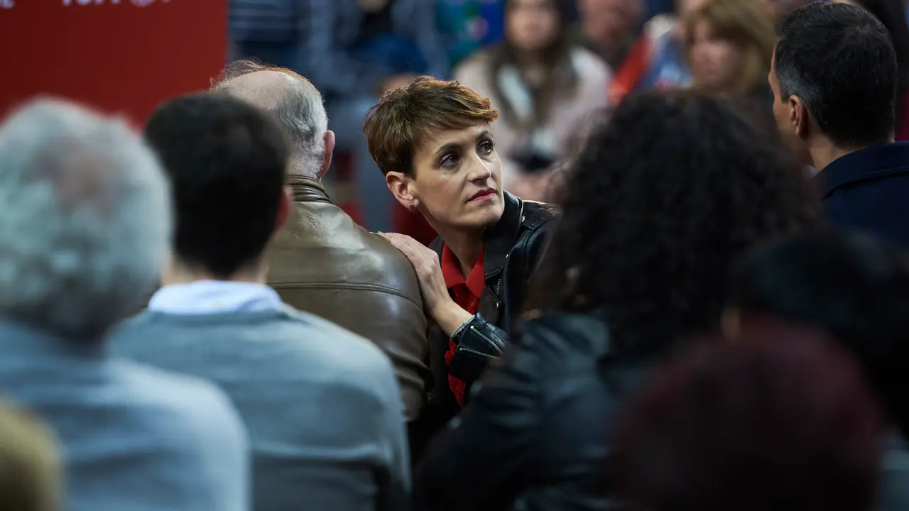 El Presidente del Gobierno de España, Pedro Sanchez, durante su acto político en Pamplona acompañado de María Chivite y Santos Cerdán. PABLO LASAOSA 8 (13)