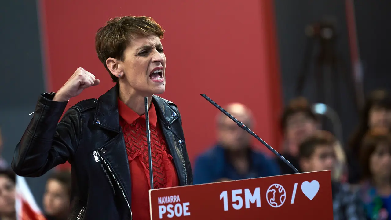 El Presidente del Gobierno de España, Pedro Sanchez, durante su acto político en Pamplona acompañado de María Chivite y Santos Cerdán. PABLO LASAOSA 8 (28)