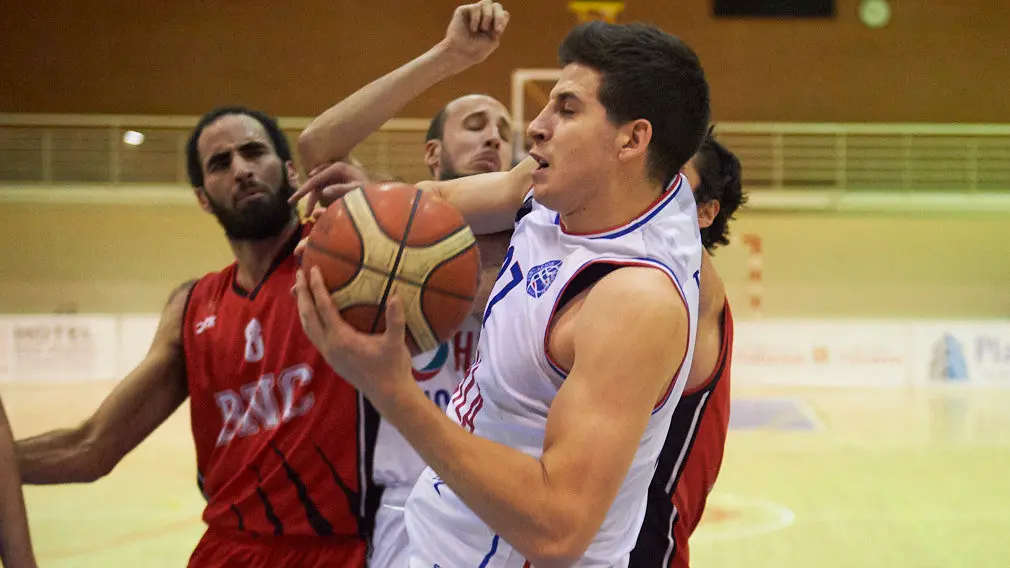 Basket Navarra se ententa al Alicante en Pamplona. PABLO LASAOSA
