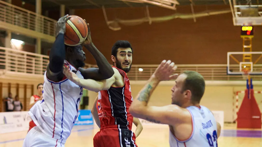 Basket Navarra se ententa al Alicante en Pamplona. PABLO LASAOSA 7