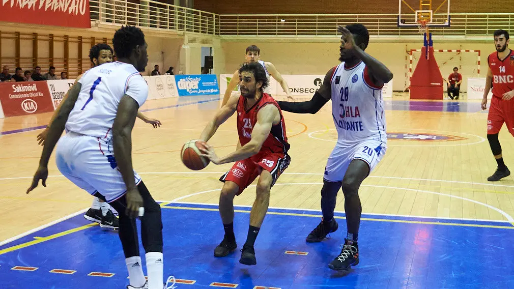 Basket Navarra se ententa al Alicante en Pamplona. PABLO LASAOSA 14