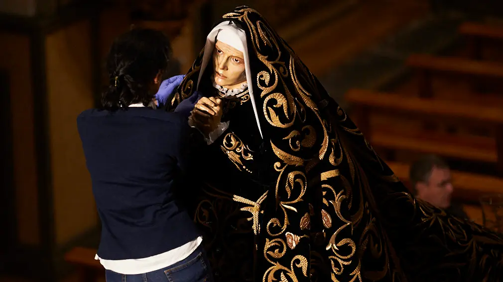 Varias personas visten a _La Dolorosa_. PABLO LASAOSA 9