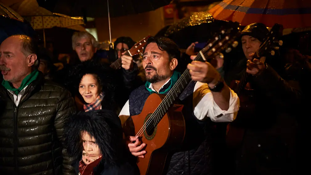 Traslado de la virgen Dolorosa desde San Lorenzo hasta la Catedral de Pamplona entre la lluvia. PABLO LASAOSA (15)