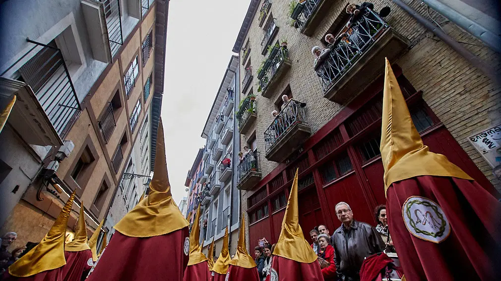 Procesión de Jueves Santo por las calles de Pamplona desde la Hermandad de la Pasión con tambores y cornetas. IÑIGO ALZUGARAY (22)