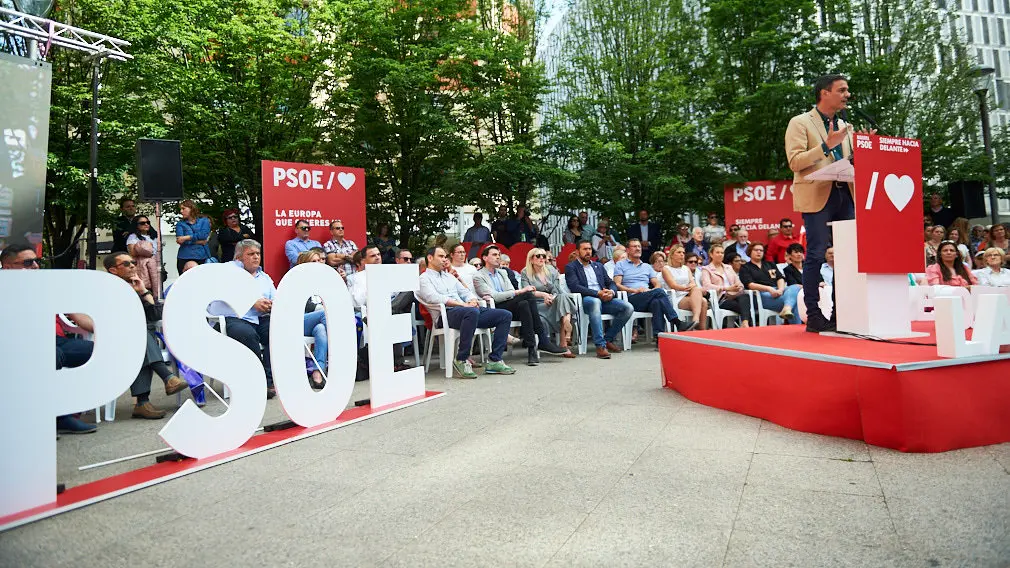 Imagen del presidente del acto del presidente del Gobierno, Pedro Sánchez, junto a María Chivite y Maite Esporrín en la Plaza del Vínculo de Pamplona. MIGUEL OSÉS