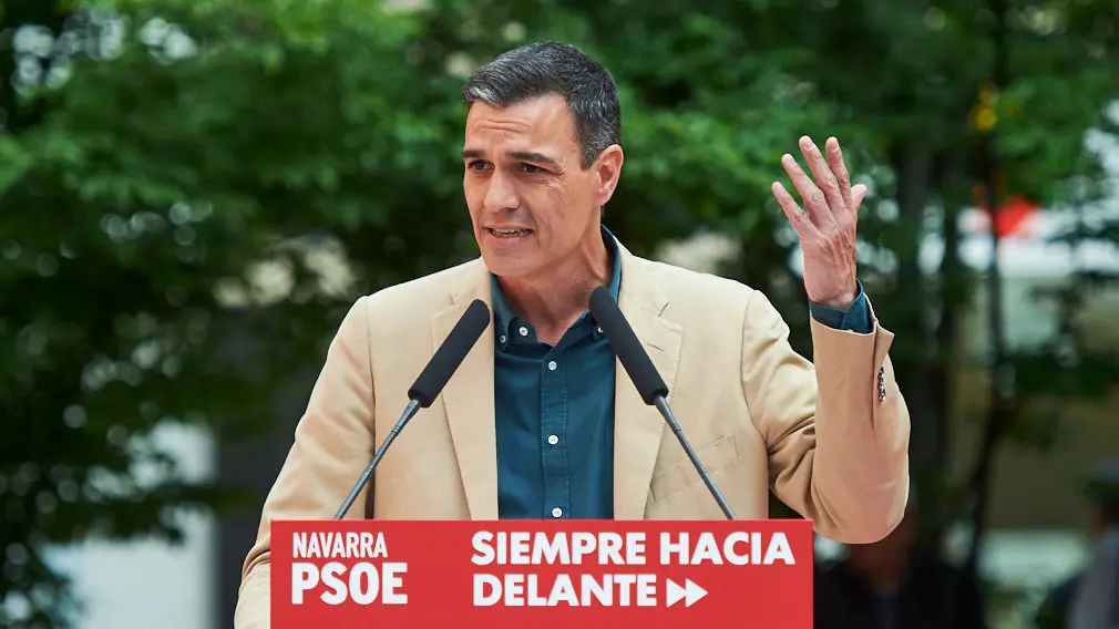 Imagen del presidente del acto del presidente del Gobierno, Pedro Sánchez, junto a María Chivite y Maite Esporrín en la Plaza del Vínculo de Pamplona. MIGUEL OSÉS