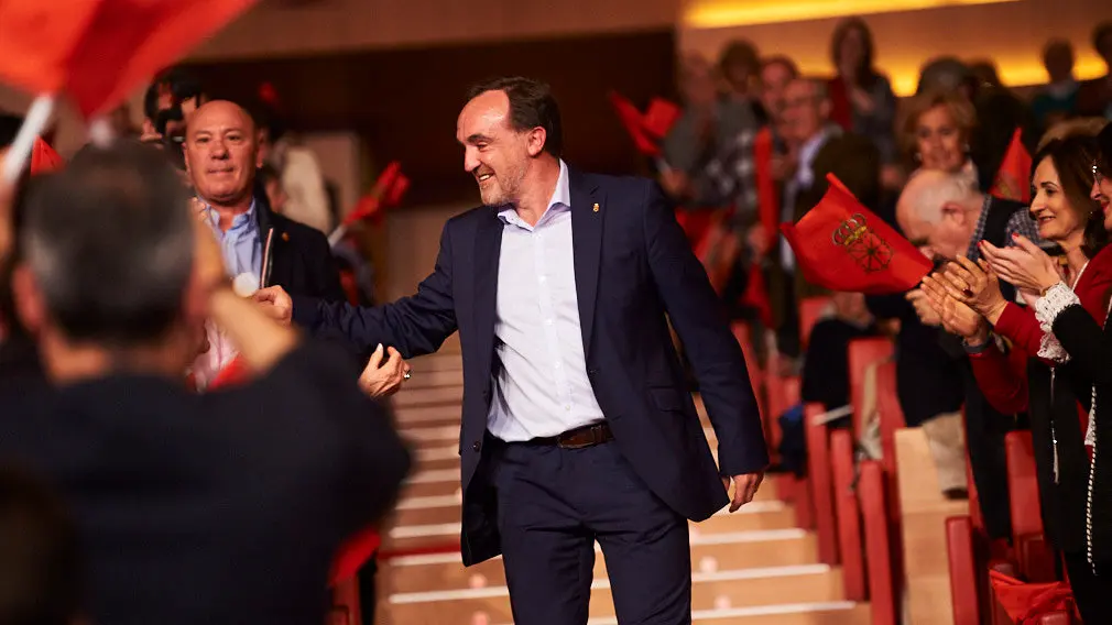 Javier Esparza y Enrique Maya intervienen en el acto central de campaña de Navarra Suma. PABLO LASAOSA 1