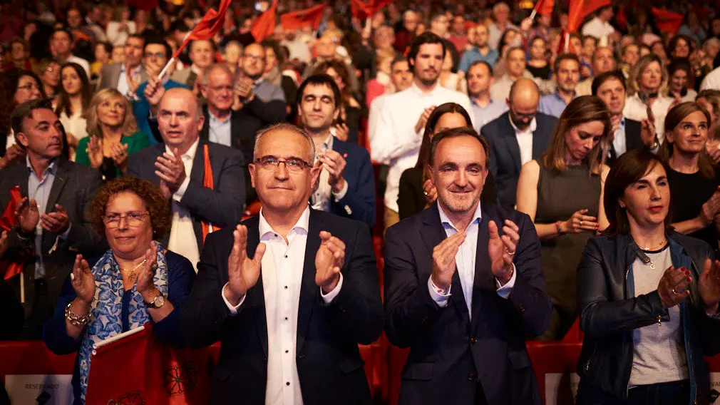 Javier Esparza y Enrique Maya intervienen en el acto central de campaña de Navarra Suma. PABLO LASAOSA 17