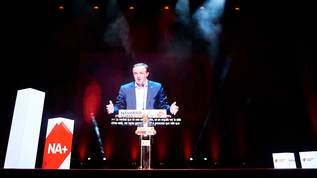 Javier Esparza y Enrique Maya intervienen en el acto central de campaña de Navarra Suma. PABLO LASAOSA 18