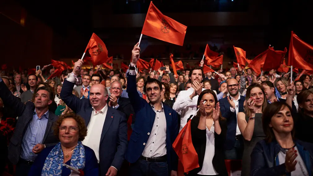 Javier Esparza y Enrique Maya intervienen en el acto central de campaña de Navarra Suma. PABLO LASAOSA 23