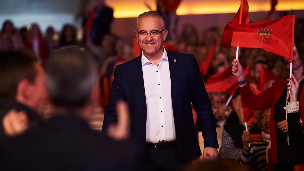 Javier Esparza y Enrique Maya intervienen en el acto central de campaña de Navarra Suma. PABLO LASAOSA