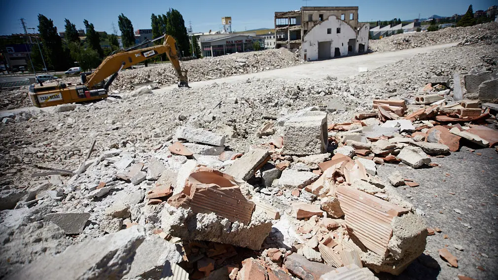 Derribo de la antigua f..brica de SuperSer para la construcci..n del nuevo Ikea en Pamplona. I..IGO ALZUGARAY