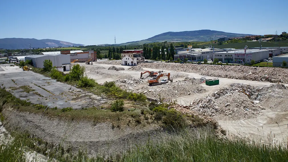 Derribo de la antigua f..brica de SuperSer para la construcci..n del nuevo Ikea en Pamplona. I..IGO ALZUGARAY